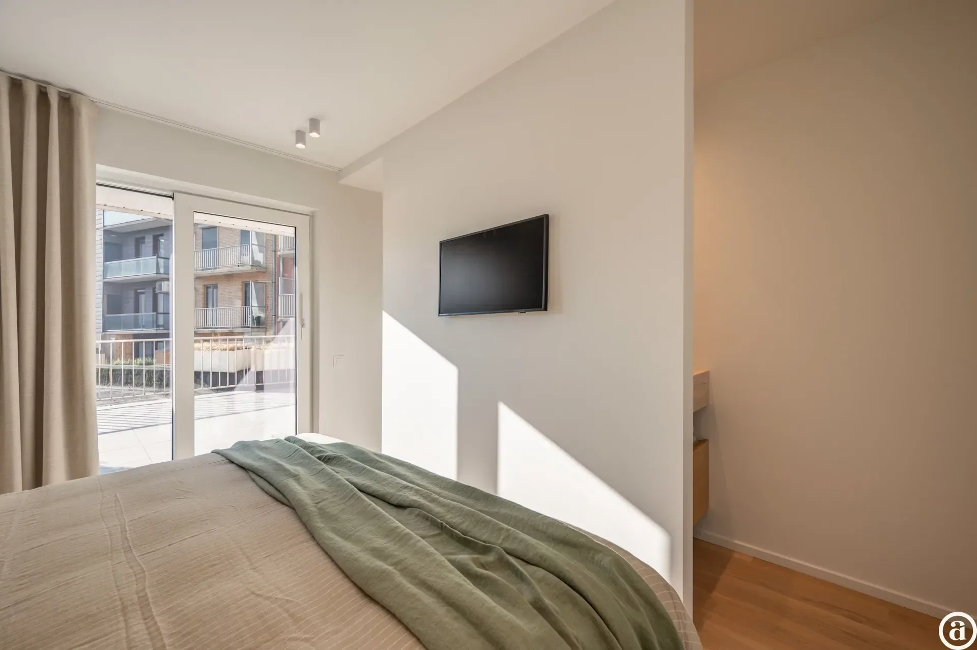 Renovated 3-bedroom apartment, ideally located on the Kustlaan.