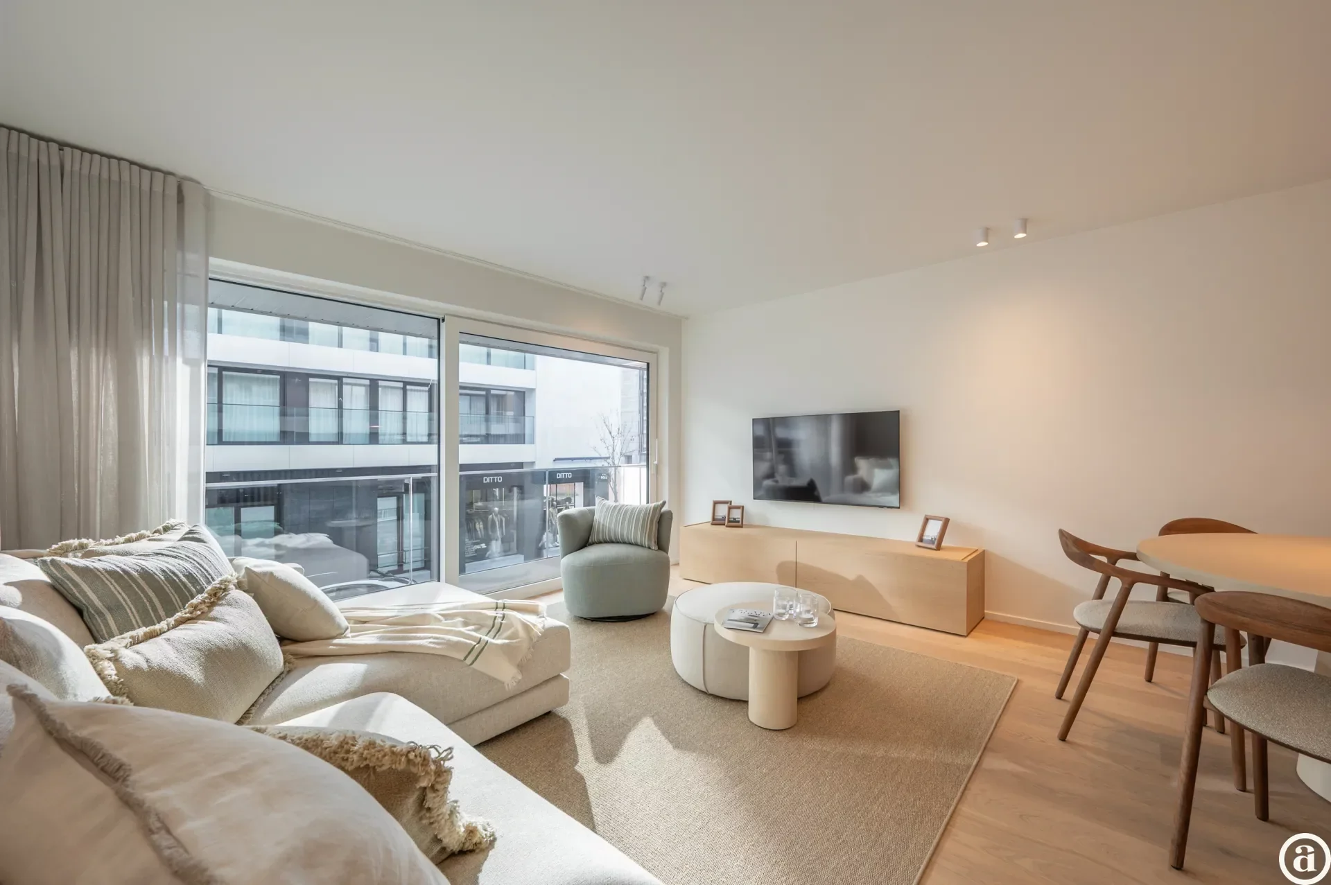 Renovated 3-bedroom apartment, ideally located on the Kustlaan.