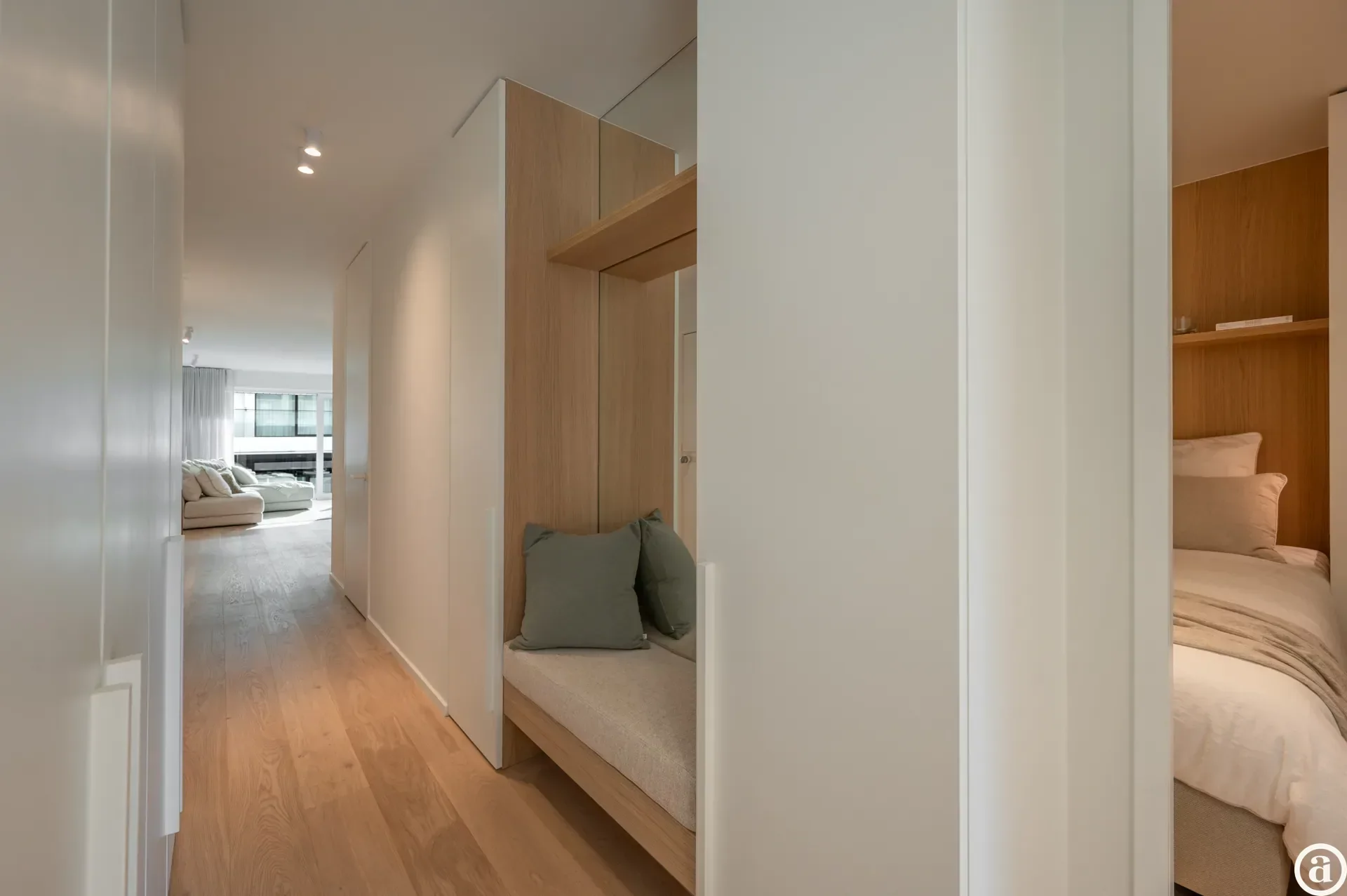 Renovated 3-bedroom apartment, ideally located on the Kustlaan.