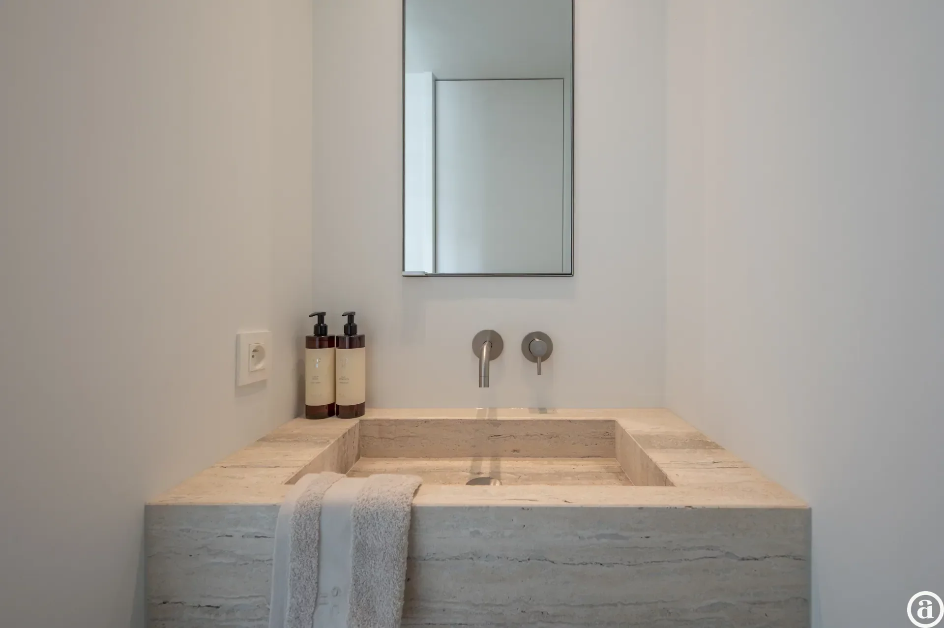 Renovated 3-bedroom apartment, ideally located on the Kustlaan.