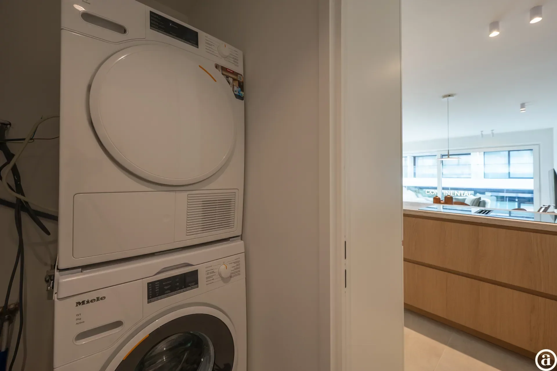 Renovated 3-bedroom apartment, ideally located on the Kustlaan.
