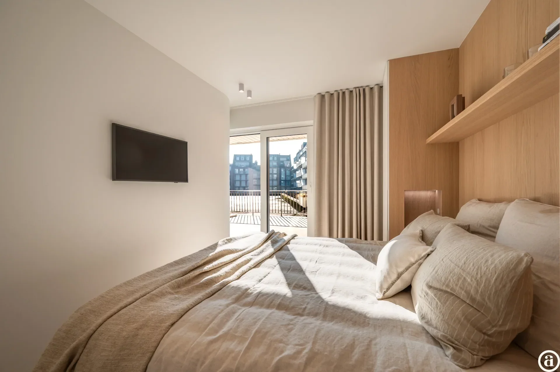 Renovated 3-bedroom apartment, ideally located on the Kustlaan.