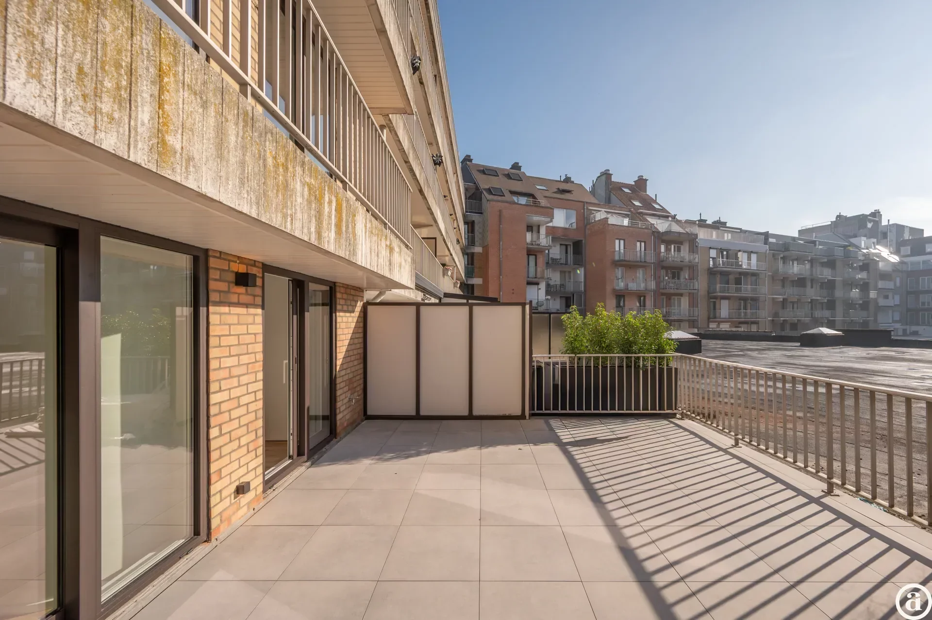 Renovated 3-bedroom apartment, ideally located on the Kustlaan.
