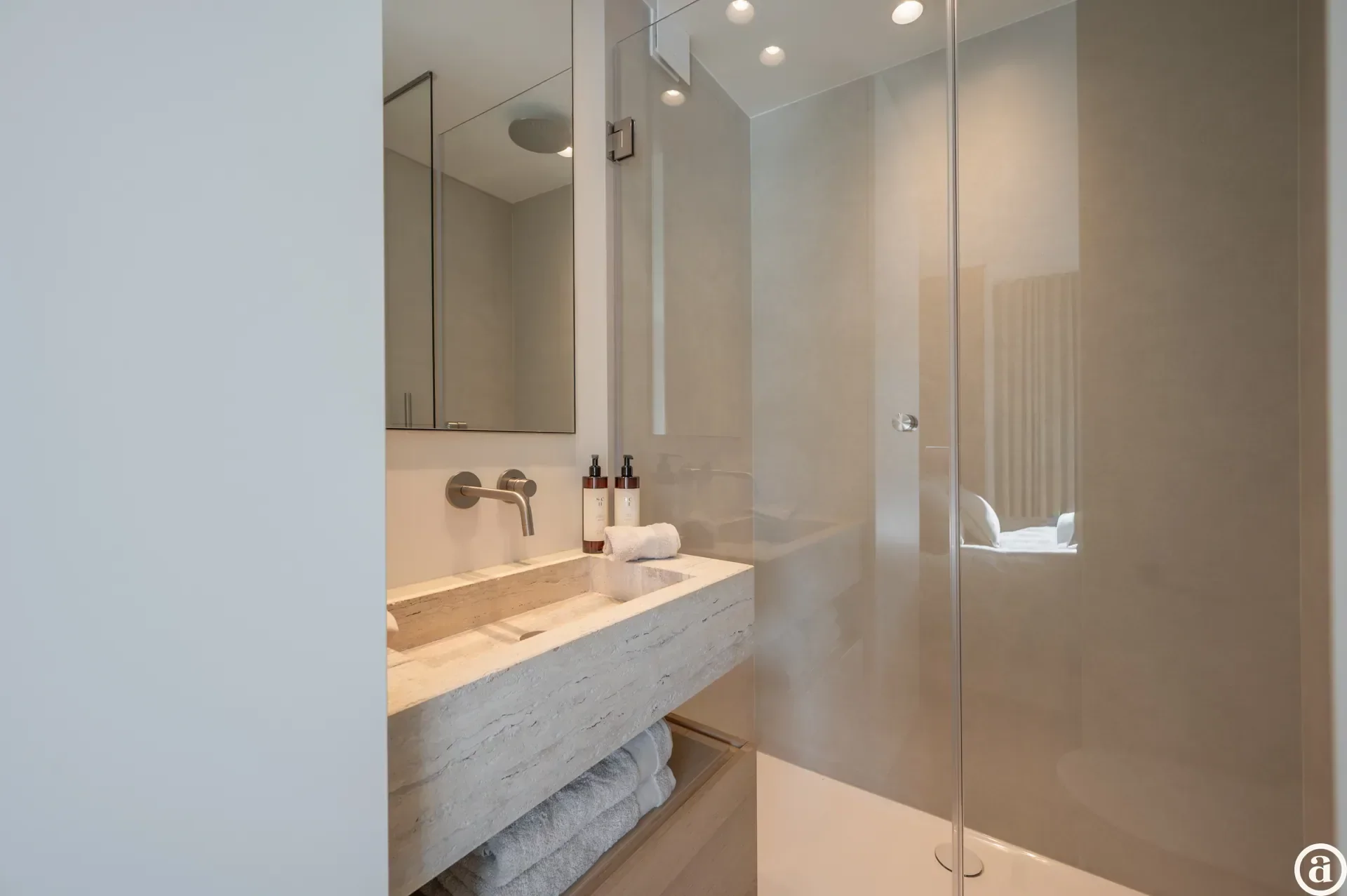 Renovated 3-bedroom apartment, ideally located on the Kustlaan.