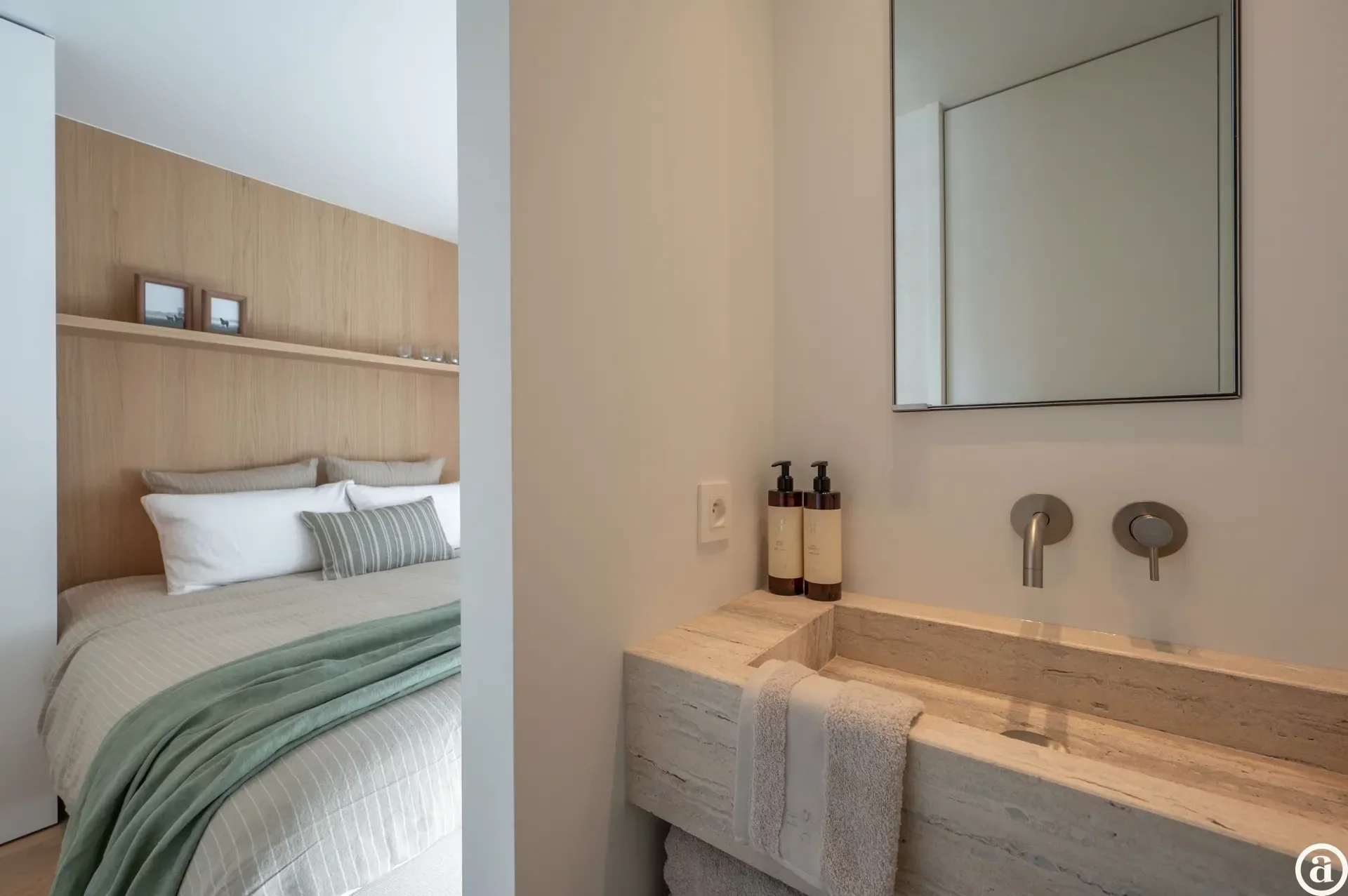 Renovated 3-bedroom apartment, ideally located on the Kustlaan.