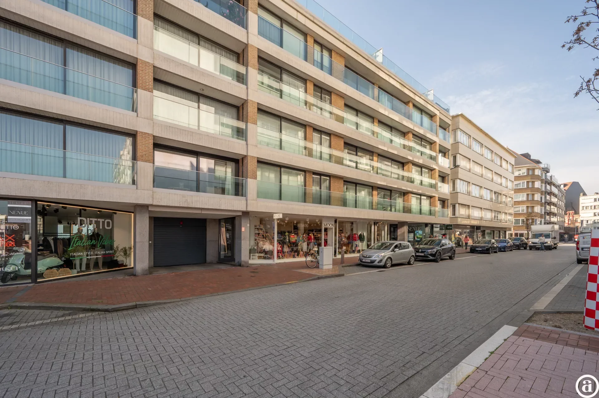 Renovated 3-bedroom apartment, ideally located on the Kustlaan.