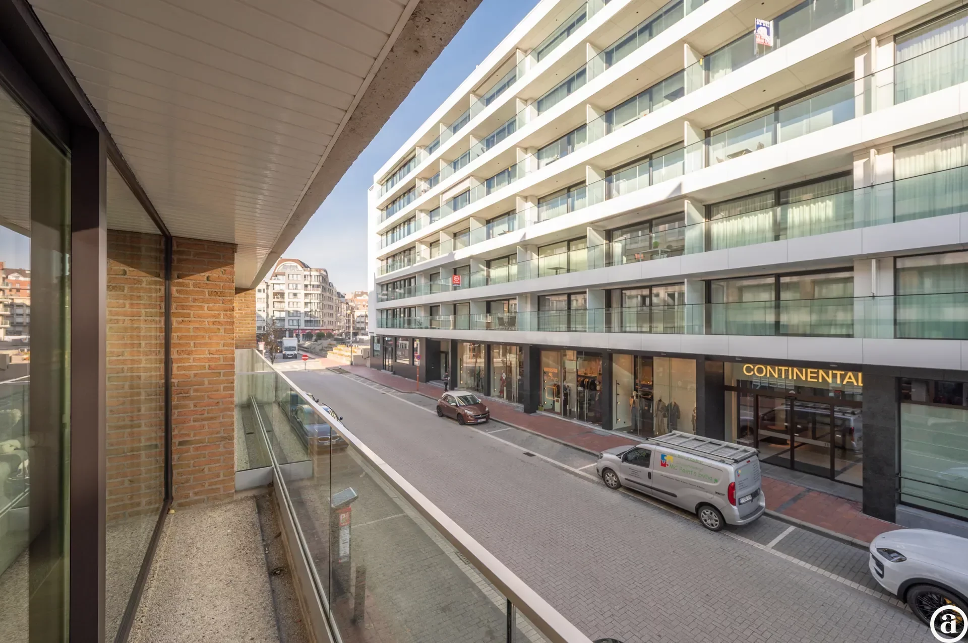 Renovated 3-bedroom apartment, ideally located on the Kustlaan.