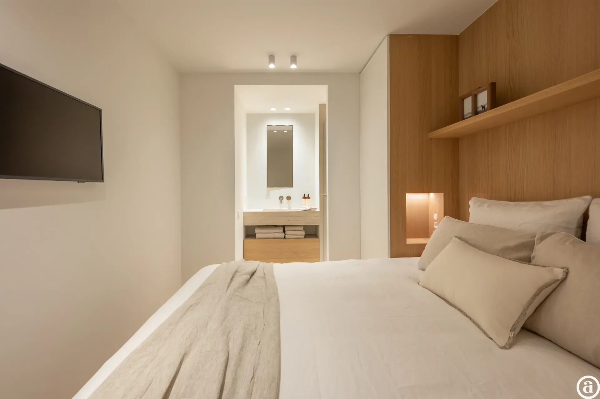 Renovated 3-bedroom apartment, ideally located on the Kustlaan.