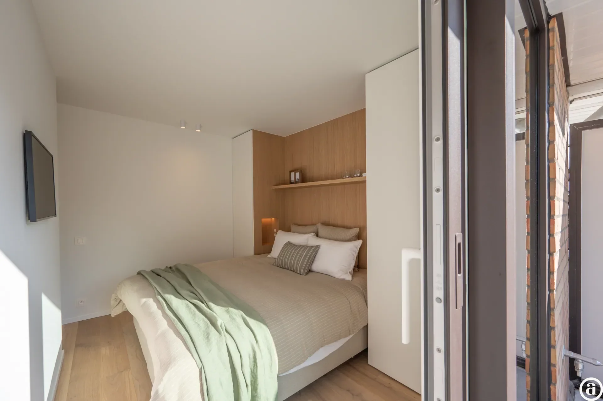 Renovated 3-bedroom apartment, ideally located on the Kustlaan.