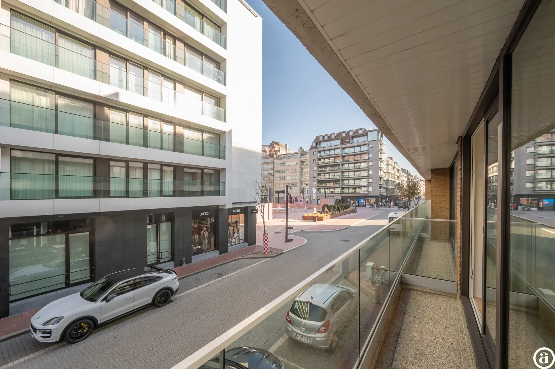 Renovated 3-bedroom apartment, ideally located on the Kustlaan.