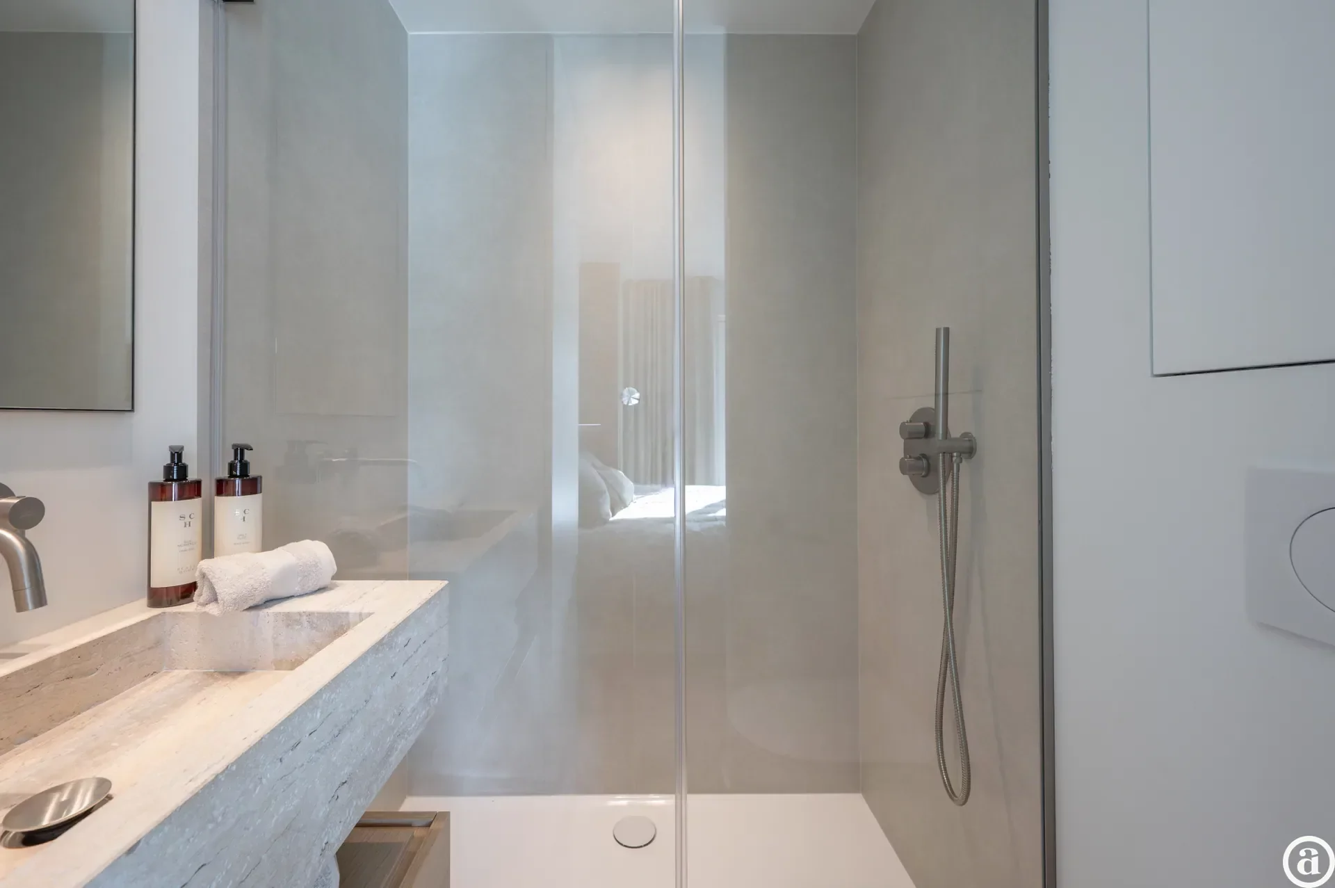 Renovated 3-bedroom apartment, ideally located on the Kustlaan.
