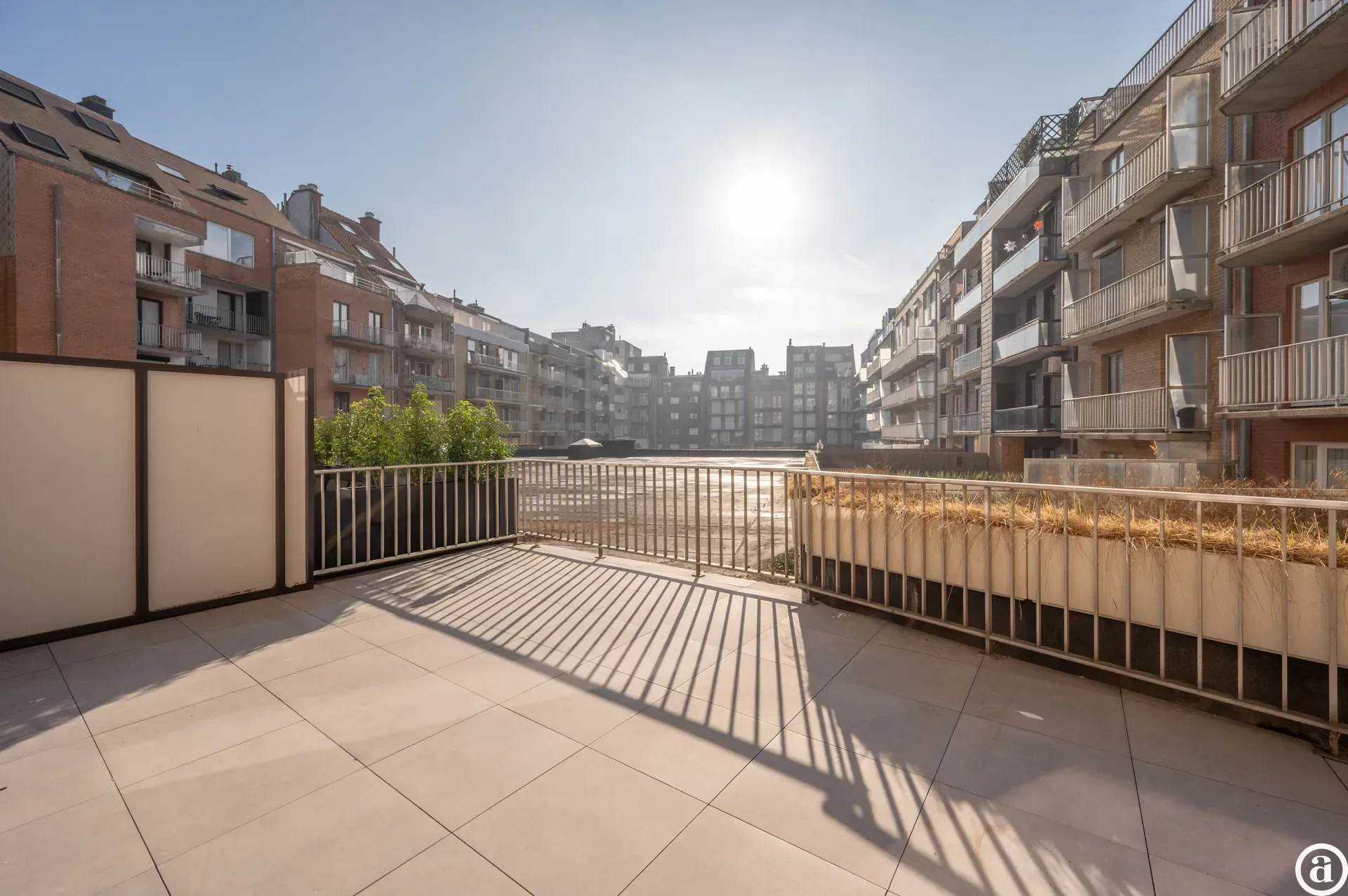 Renovated 3-bedroom apartment, ideally located on the Kustlaan.
