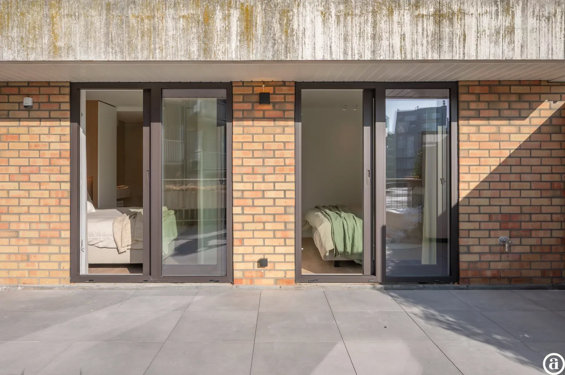 Renovated 3-bedroom apartment, ideally located on the Kustlaan.