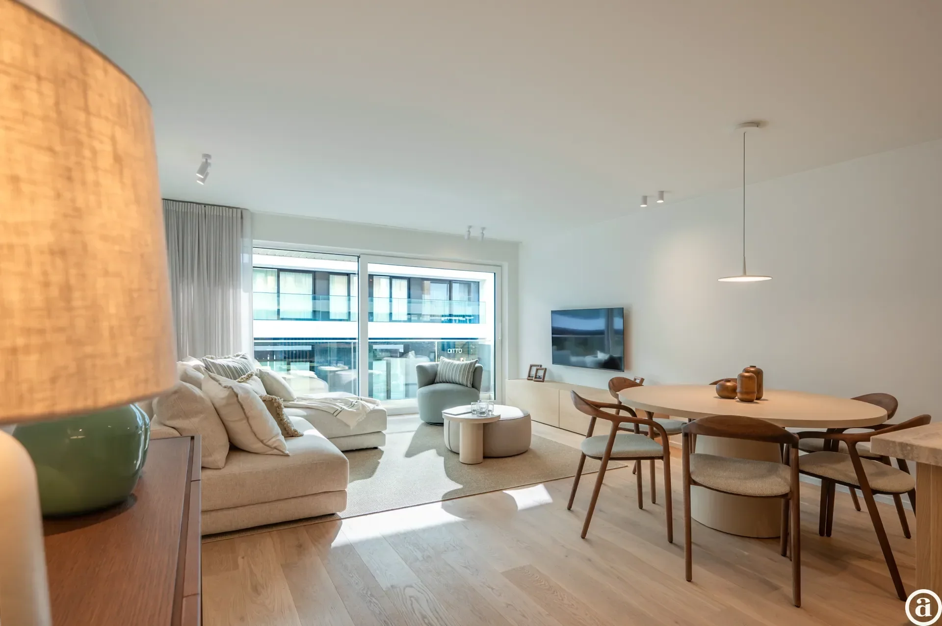 Renovated 3-bedroom apartment, ideally located on the Kustlaan.