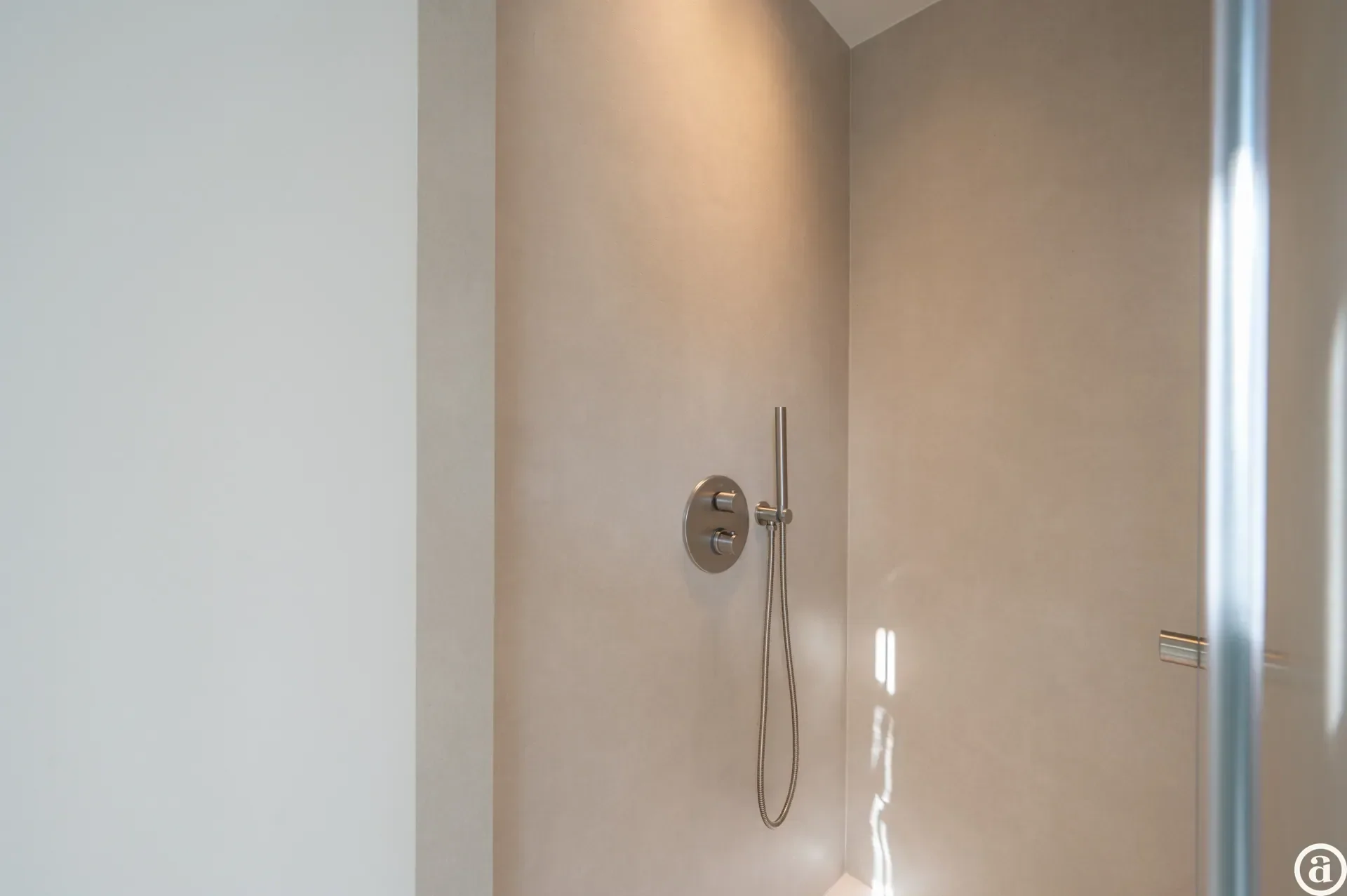 Renovated 3-bedroom apartment, ideally located on the Kustlaan.