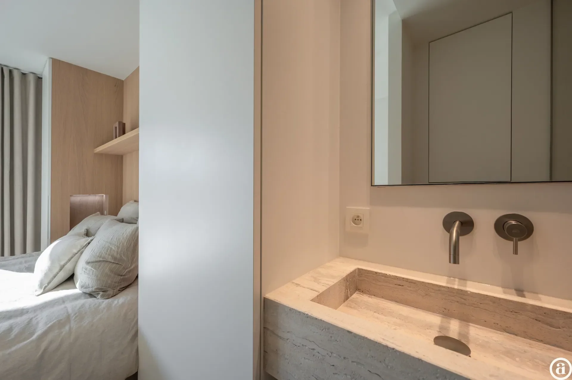 Renovated 3-bedroom apartment, ideally located on the Kustlaan.