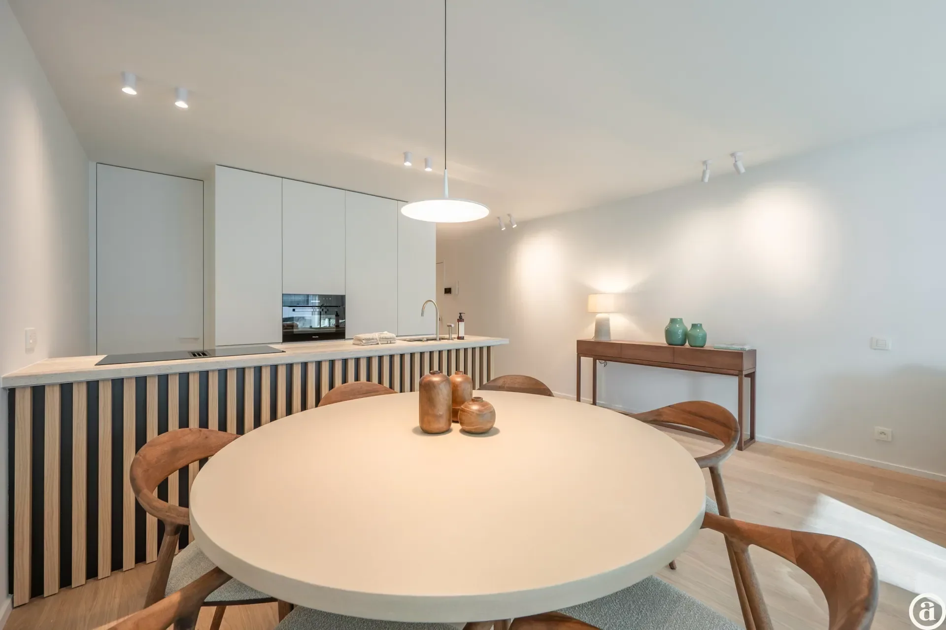 Renovated 3-bedroom apartment, ideally located on the Kustlaan.