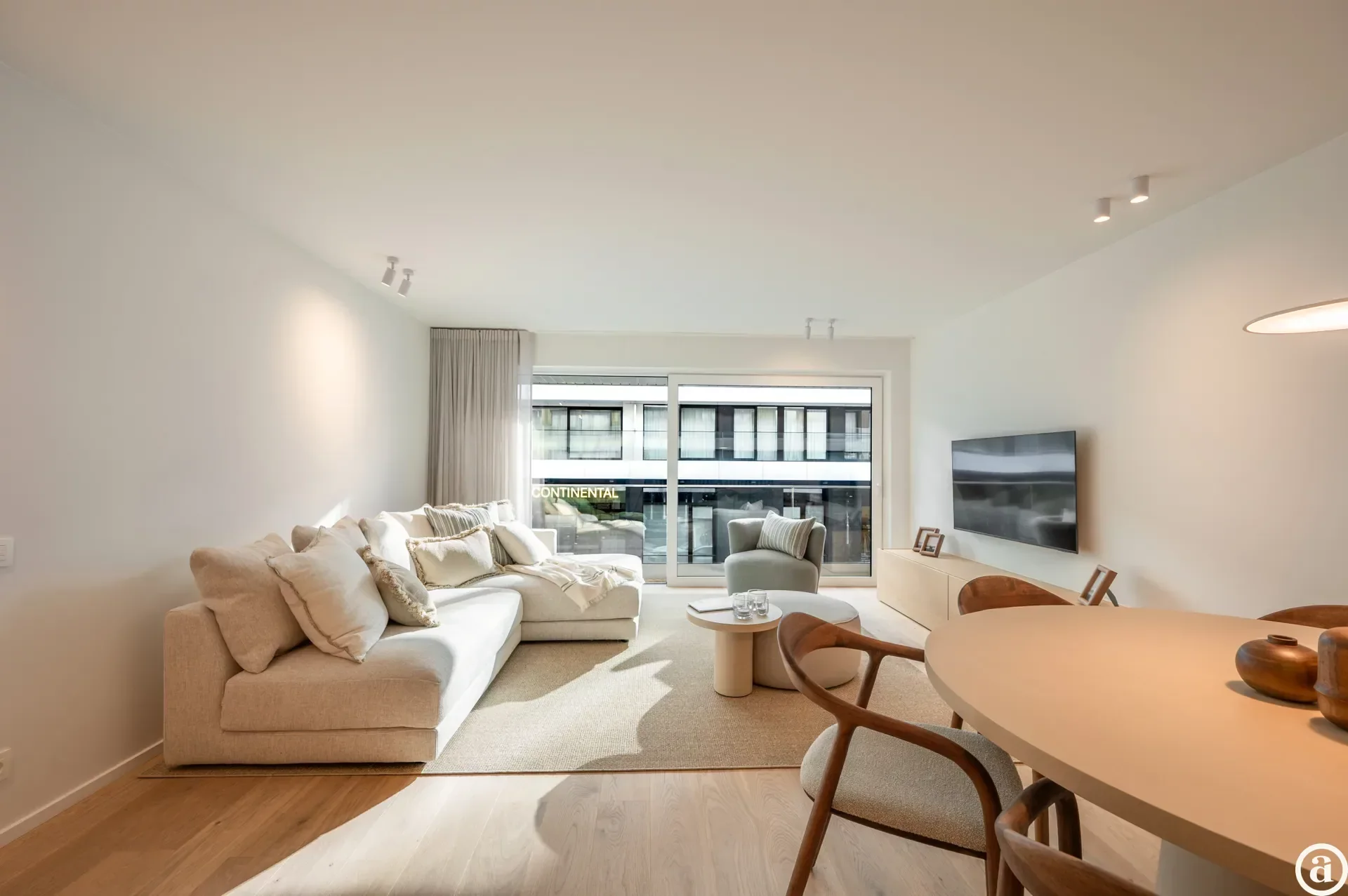 Renovated 3-bedroom apartment, ideally located on the Kustlaan.
