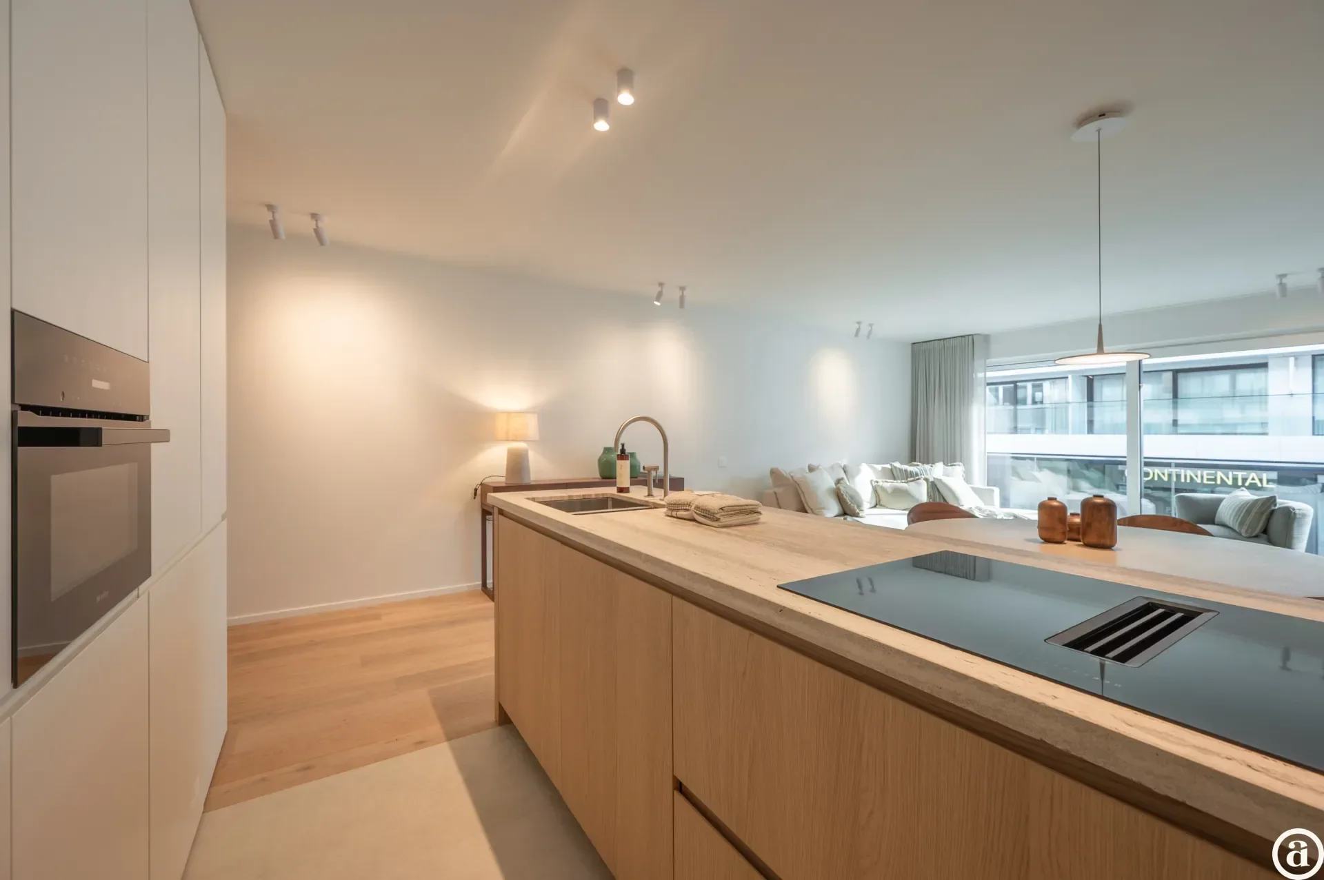 Renovated 3-bedroom apartment, ideally located on the Kustlaan.