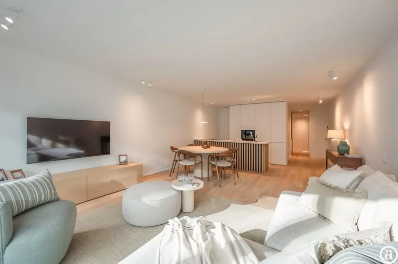 Renovated 3-bedroom apartment, ideally located on the Kustlaan.