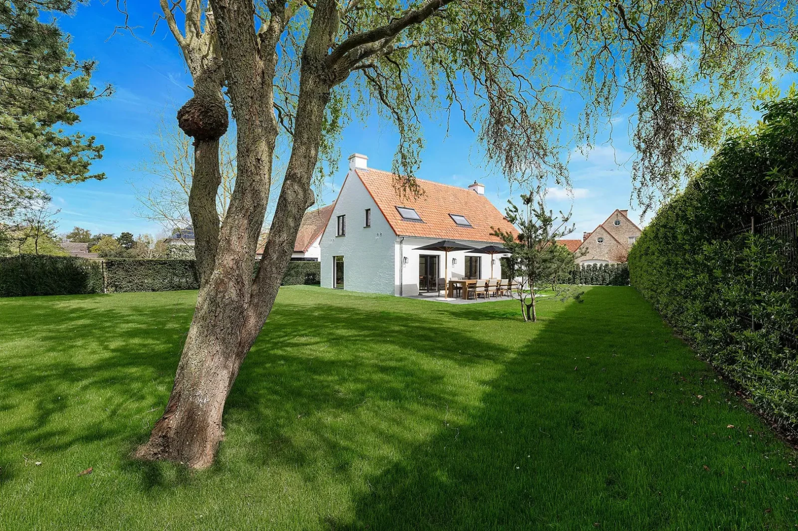 Gerenoveerde villa met 4slaapkamers en grote tuin in Knokke.