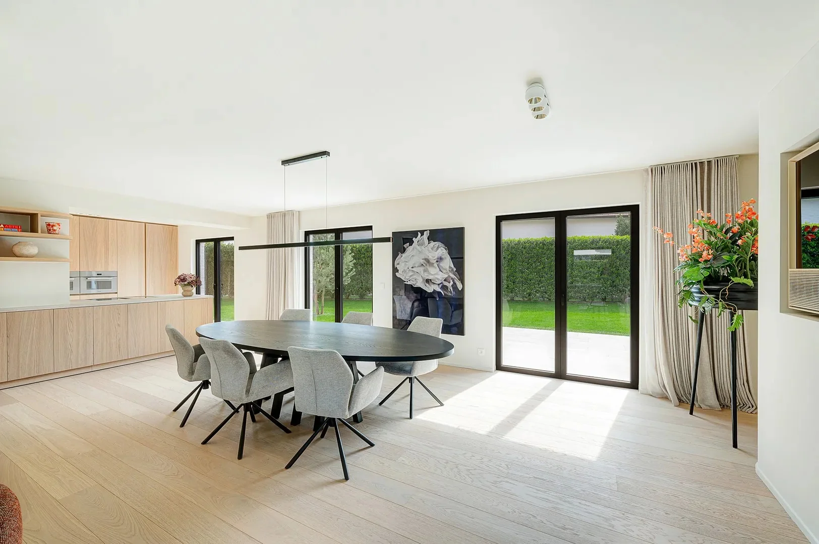 Gerenoveerde villa met 4slaapkamers en grote tuin in Knokke.
