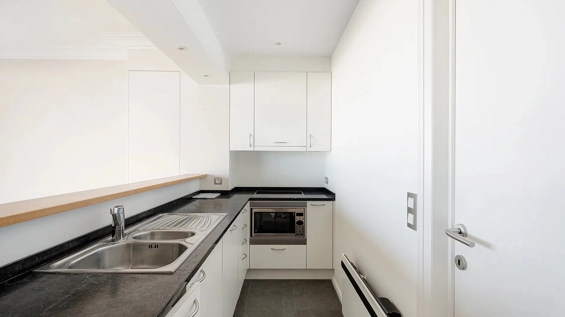 Ongemeubeld appartement met zeezicht nabij Rubensplein