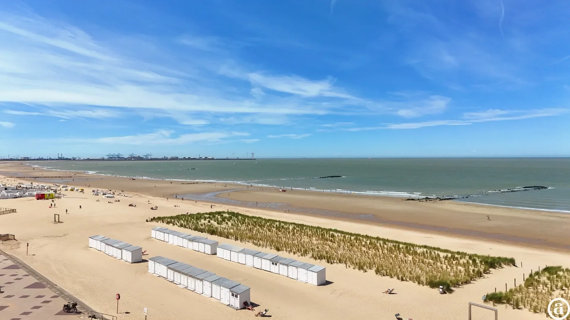 Appartement neuf luxueux avec 3 chambres sur la digue