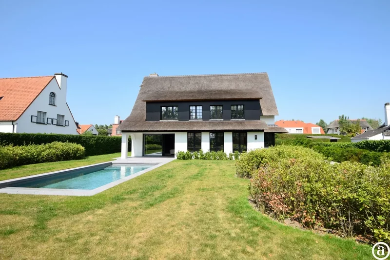 Luxurious sun-facing villa in the residential Zoute. 