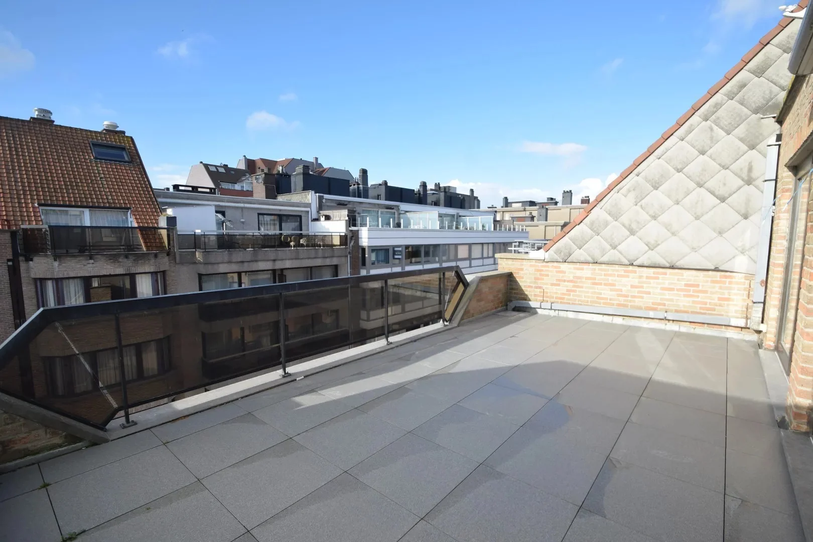 Penthouse-appartement vlakbij de zeedijk met zonneterrassen