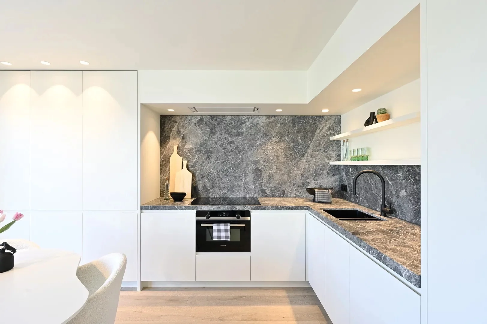 Penthouse-appartement vlakbij de zeedijk met zonneterrassen