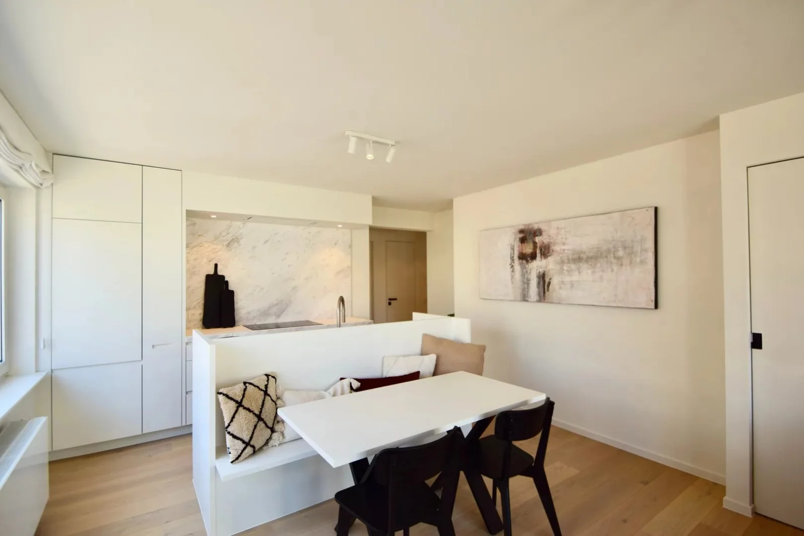 Turnkey corner apartment located in Leopold Avenue at a few steps from the seafront and the commerc
