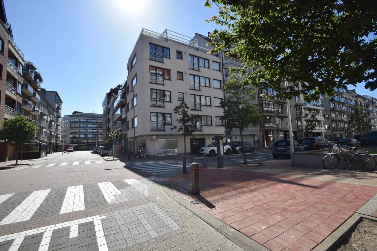 Turnkey corner apartment located in Leopold Avenue at a few steps from the seafront and the commerc