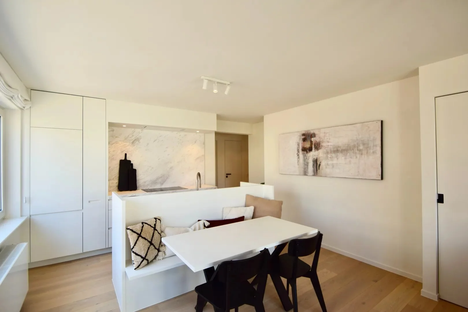 Turnkey corner apartment located in Leopold Avenue at a few steps from the seafront and the commerc