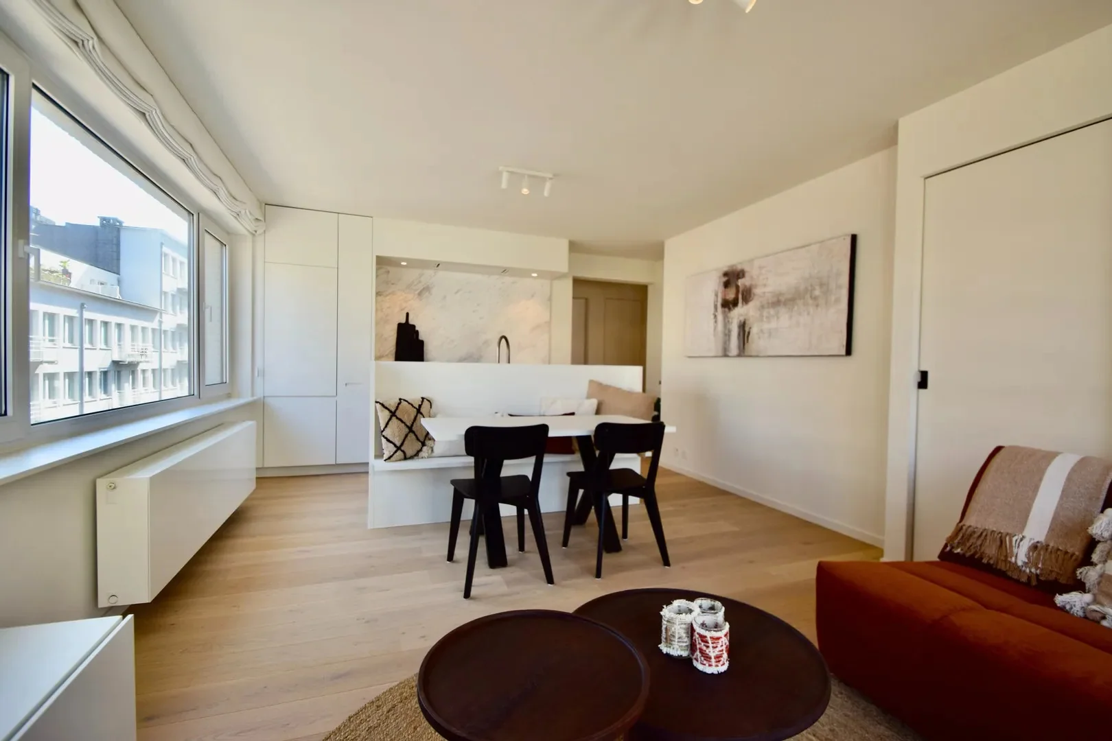 Turnkey corner apartment located in Leopold Avenue at a few steps from the seafront and the commerc
