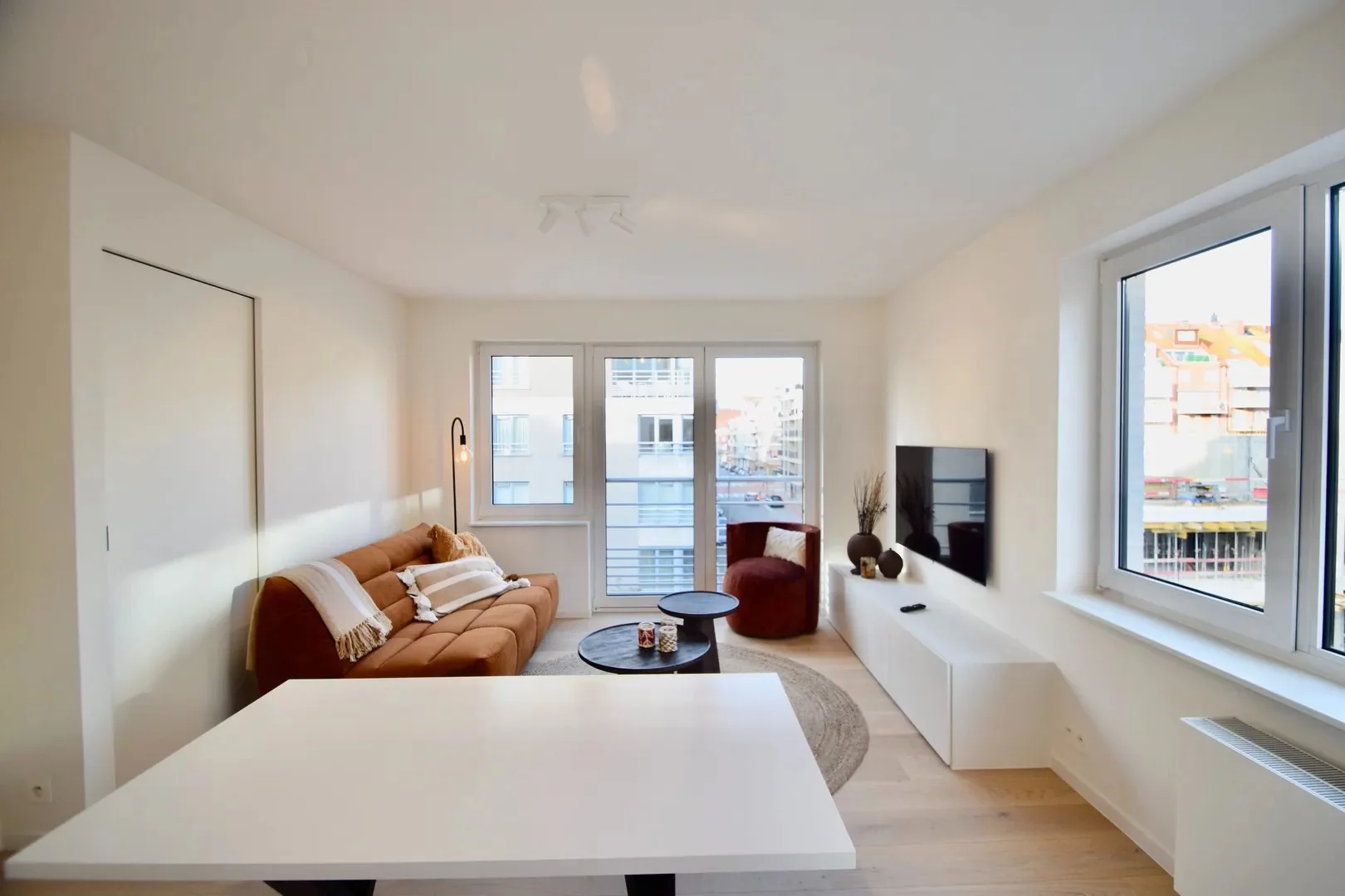 Turnkey corner apartment located in Leopold Avenue at a few steps from the seafront and the commerc