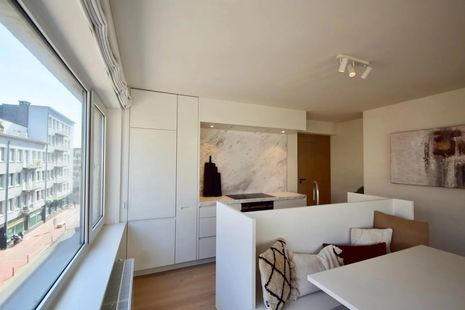 Turnkey corner apartment located in Leopold Avenue at a few steps from the seafront and the commerc