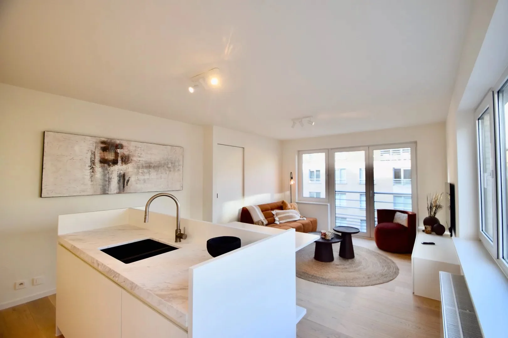 Turnkey corner apartment located in Leopold Avenue at a few steps from the seafront and the commerc