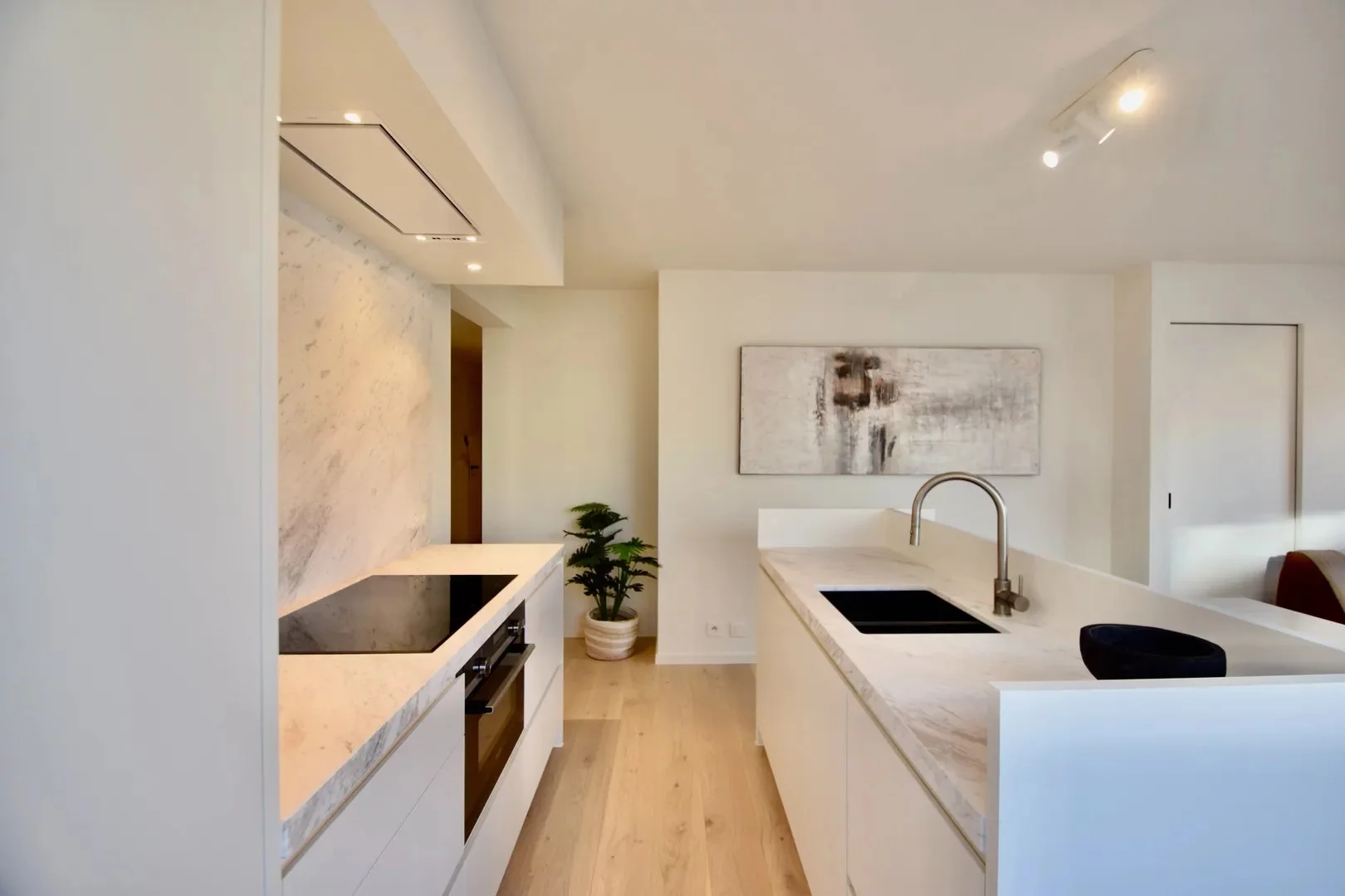 Turnkey corner apartment located in Leopold Avenue at a few steps from the seafront and the commerc