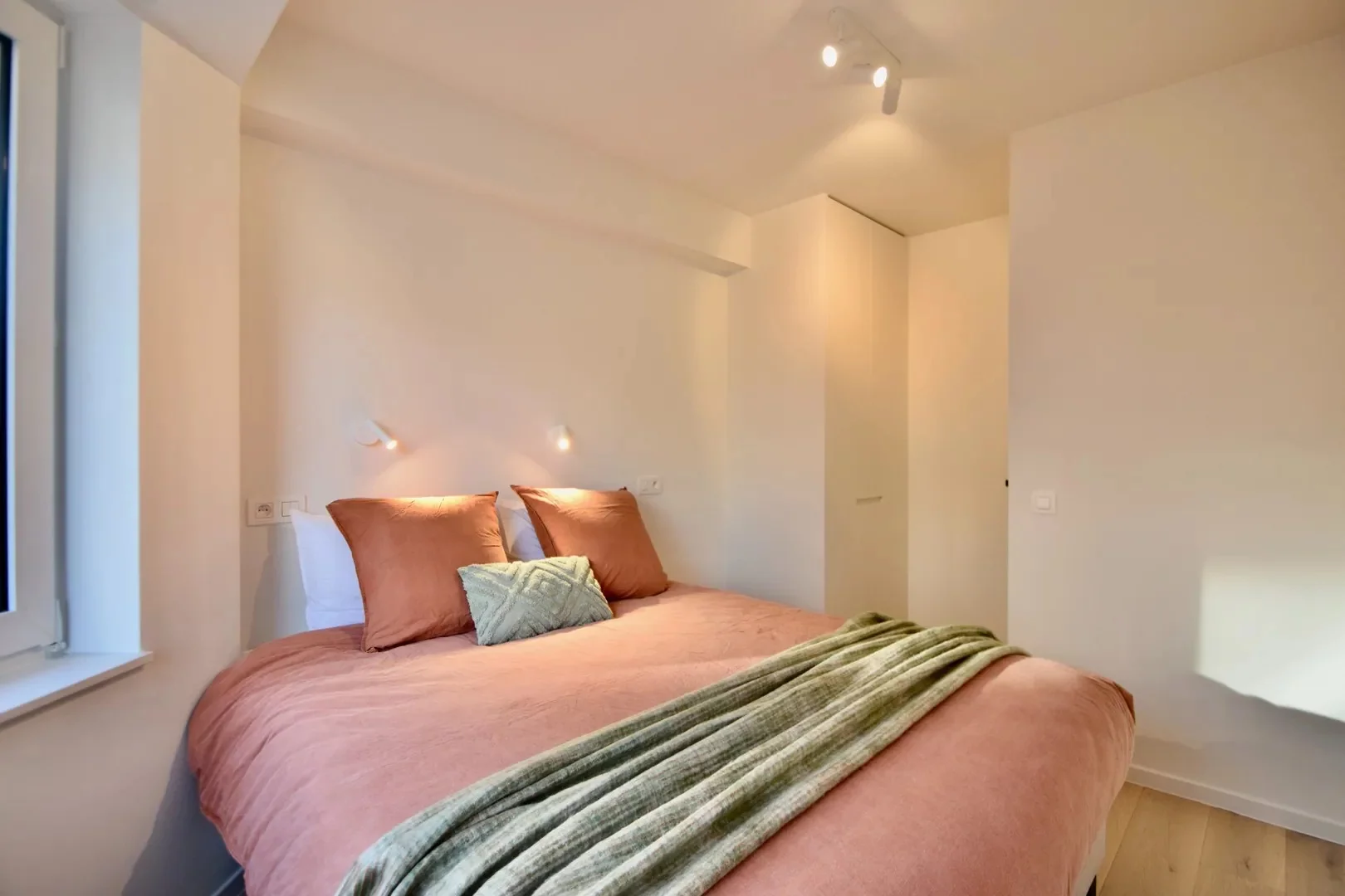Turnkey corner apartment located in Leopold Avenue at a few steps from the seafront and the commerc