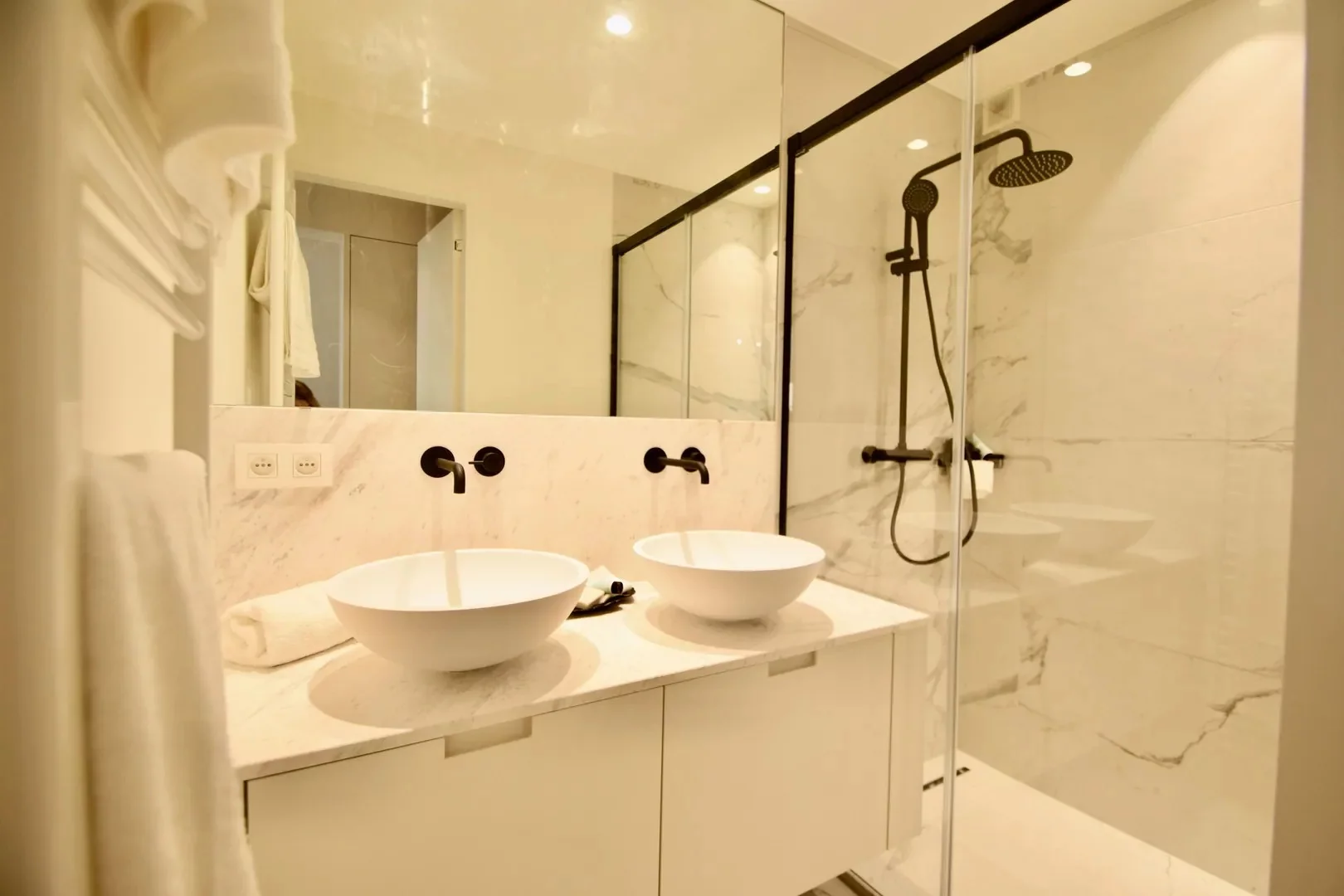 Turnkey corner apartment located in Leopold Avenue at a few steps from the seafront and the commerc