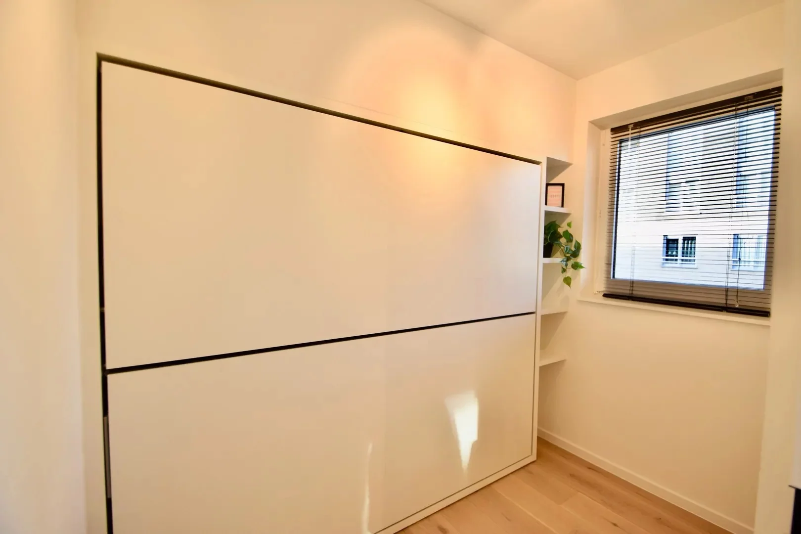 Turnkey corner apartment located in Leopold Avenue at a few steps from the seafront and the commerc