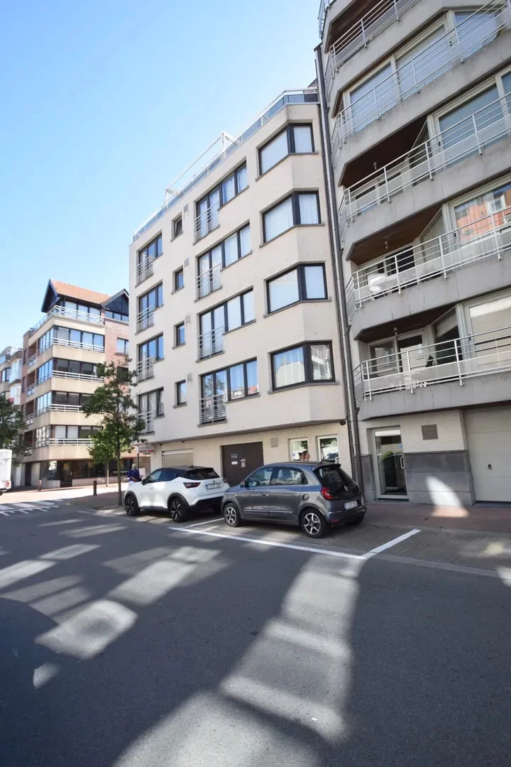 Turnkey corner apartment located in Leopold Avenue at a few steps from the seafront and the commerc