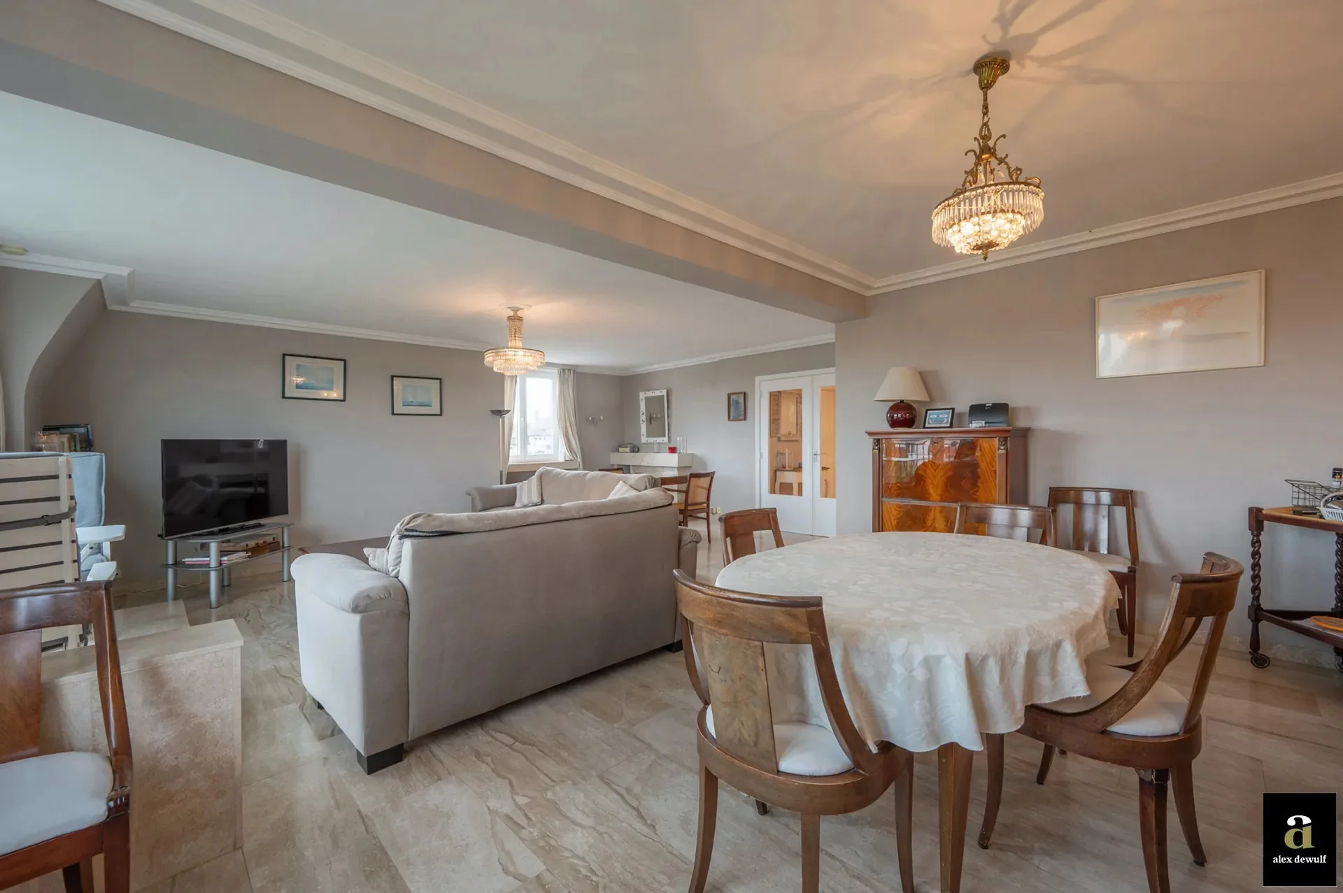 Hoekappartement van 130 m² gelegen in een villa residentie te Zoute