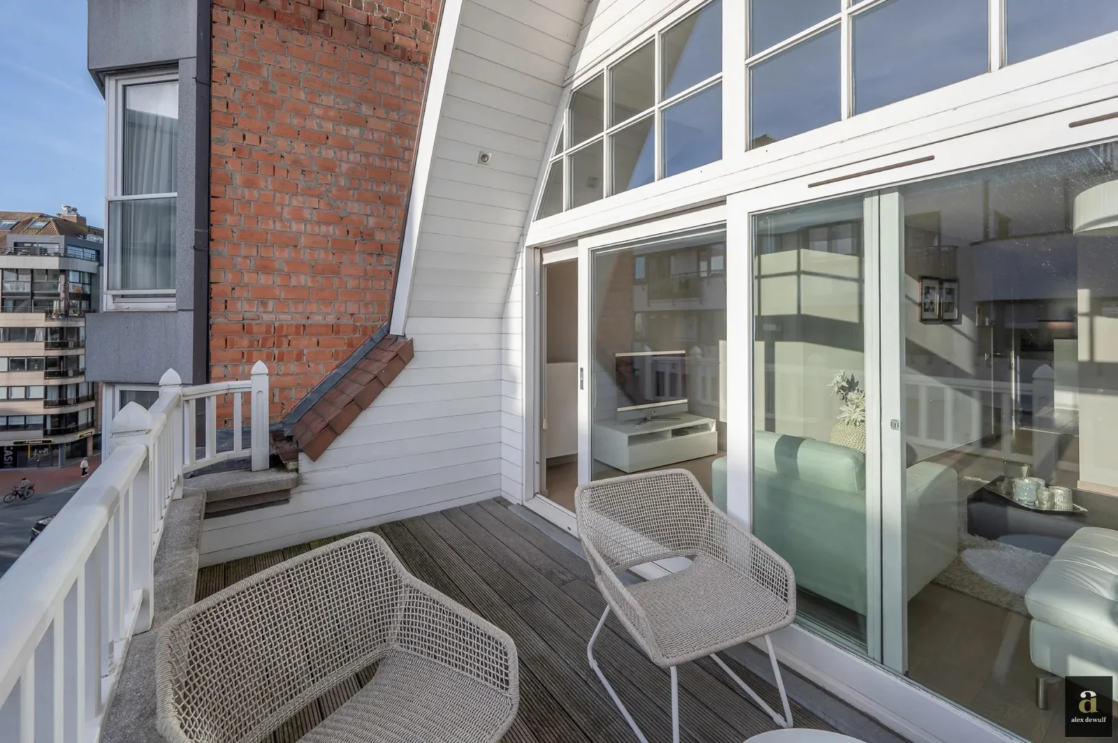 Sunny and spacious duplex apartment with south-facing terrace