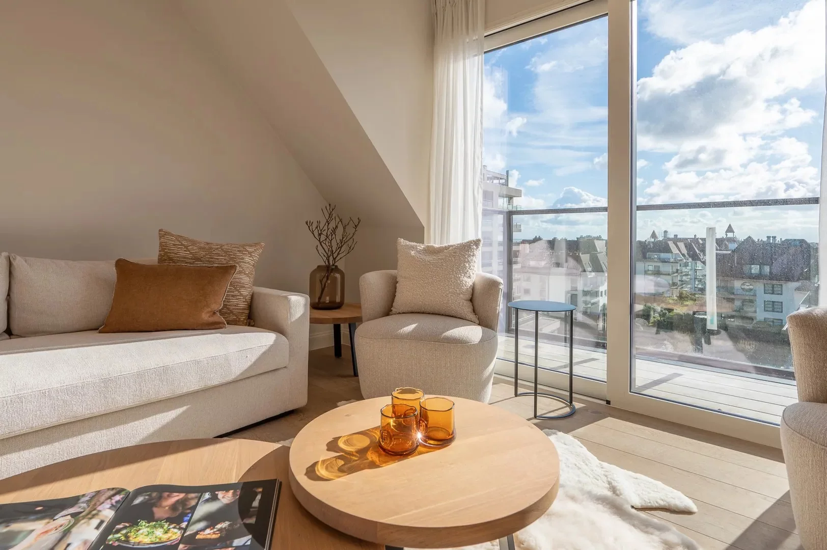 Nieuwbouw duplex-appartement met airco te Zoute (Kustlaan)