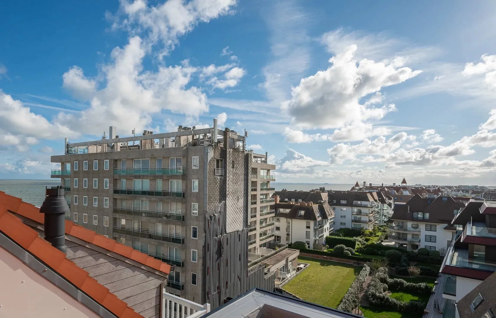 Nieuwbouw duplex-appartement met airco te Zoute (Kustlaan)