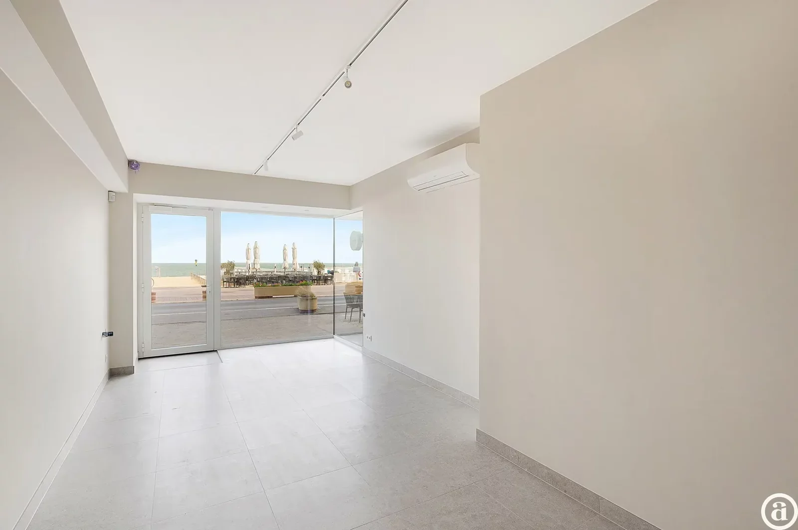 Instapklare handelsruimte op een toplocatie aan de Zeedijk van Knokke.