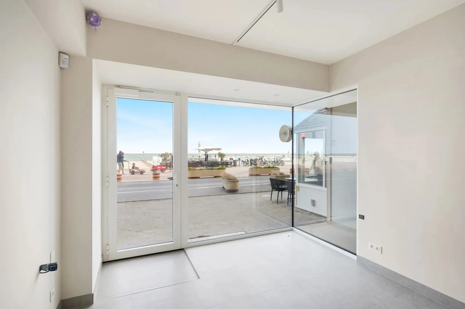 Espace commercial prêt à l'emploi à un emplacement de choix sur la digue de Knokke.