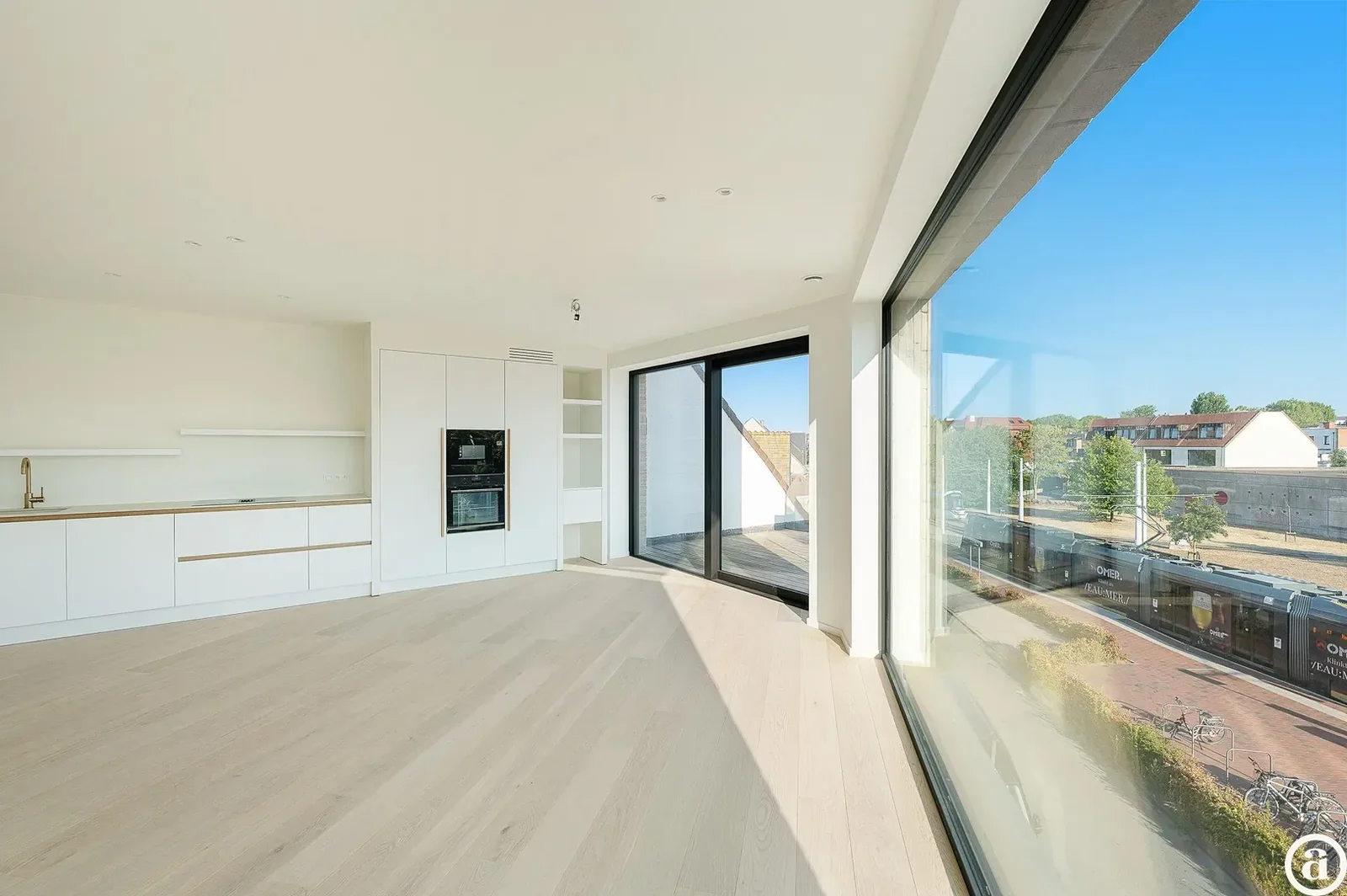 Appartement neuf élégant avec vue dégagée près du centre.